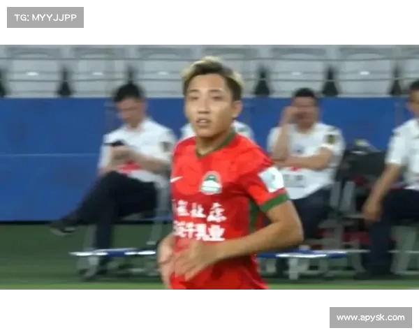 河南队球员黄锐烽迎来中国顶级联赛百场里程碑展现坚韧拼搏精神 河南队球员黄锐烽迎来中国顶级联赛百场里程碑展现坚韧拼搏精神